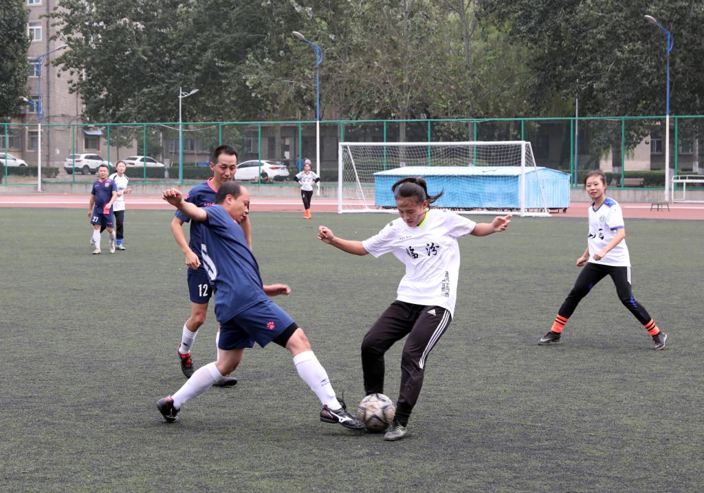 女子足球賽事最新動態與小巷深處的獨特足球風味小店