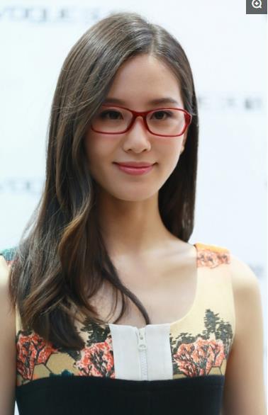 鏡頭背后的挑戰(zhàn)與人生的無限可能,近視明星的故事