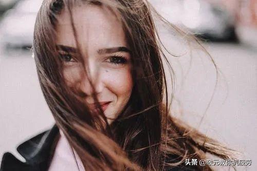 鏡頭背后的挑戰(zhàn)與人生的無限可能,近視明星的故事