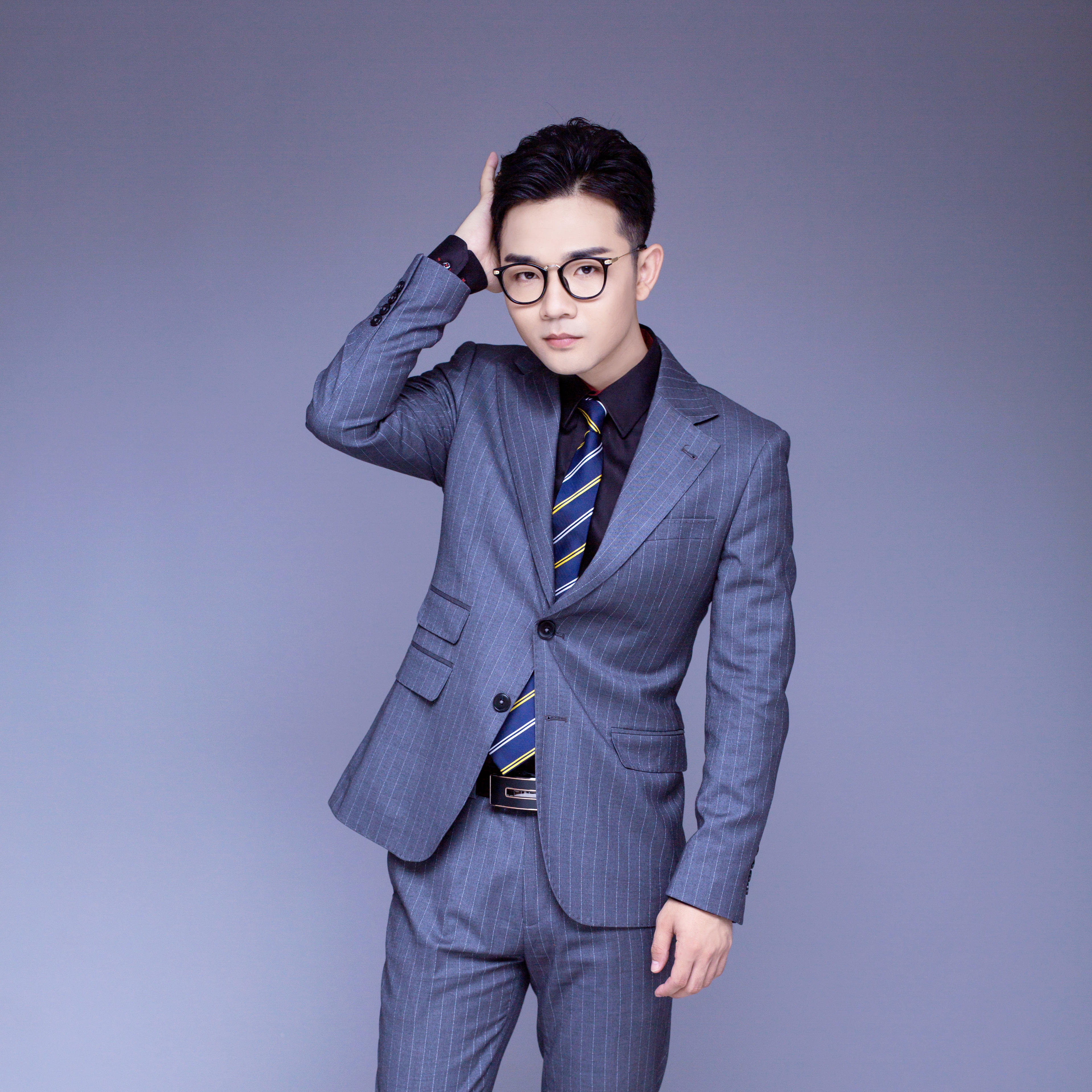 浩文新作,躍動知識的海洋,自信塑造未來之路