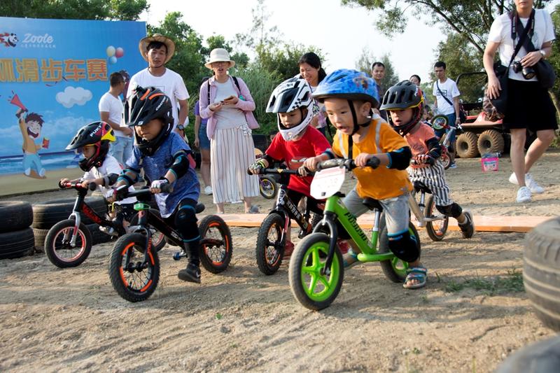 滑步車比賽，挑戰自我，駕馭未來的速度與激情之戰