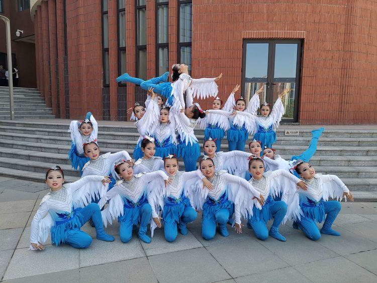 小學校園舞蹈展示，舞動童年，愛與陪伴的溫馨篇章