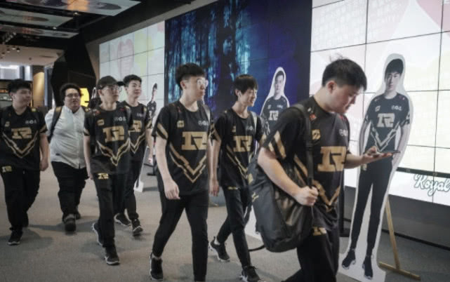 RNG昨日賽場風采，熱血青春鑄就榮耀時刻的輝煌之戰