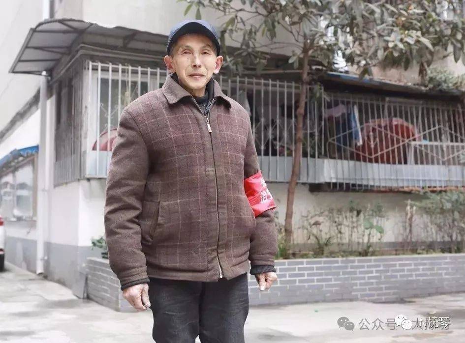 門衛老董,日常瑣事的溫暖旋律最新章節