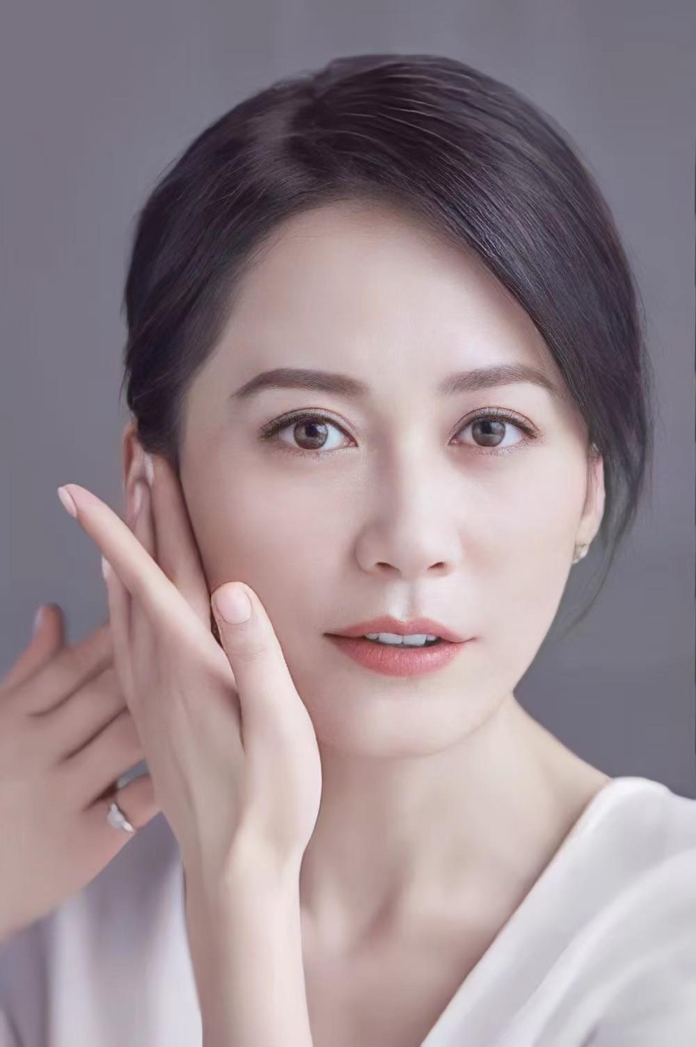 五十歲女星的自信魅力與成長之路,歲月賦予的智慧與成長的力量