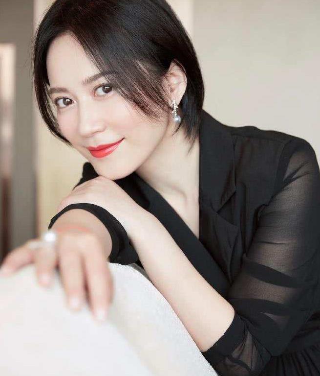 五十歲女星的自信魅力與成長之路,歲月賦予的智慧與成長的力量