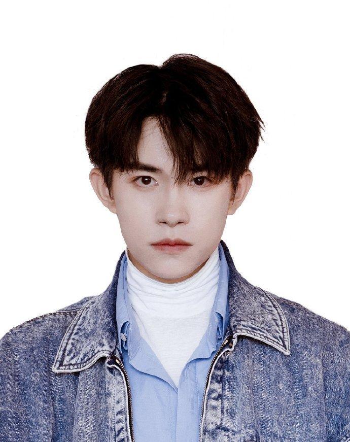 易烊千璽最新正裝形象照,易烊千璽最新正裝形象照，時尚魅力的多維度解讀