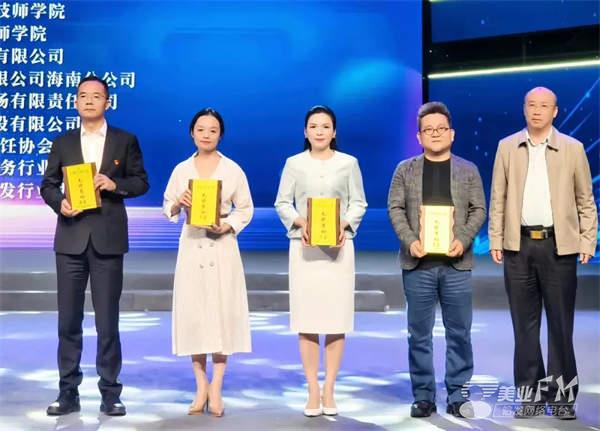 馮瑩2025最新動態(tài)，自然美景探索之旅，尋找內(nèi)心的平和與喜悅