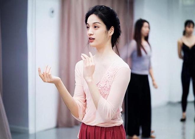 芭蕾演員譚，技藝與堅持的絢爛舞者之路