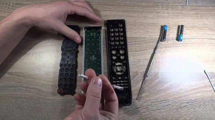 探索科技新品,電視遙控器拆解指南,體驗智能生活新紀元!