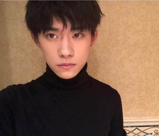 重磅揭秘，明星曝光照片，瞬間展現光彩！