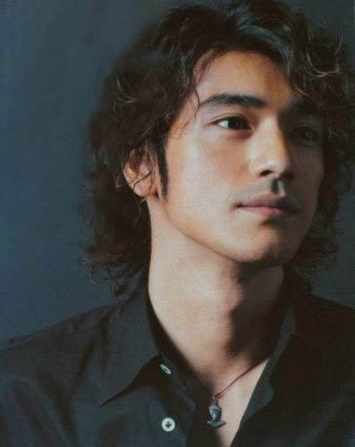 外國明星帥哥，變化、自信與成就的力量之旅