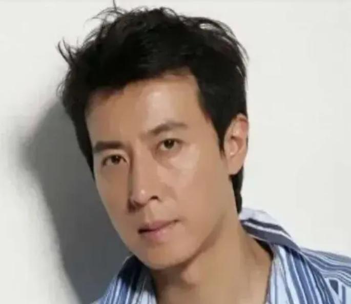 老演員于洋，自信與成就感的勵志人生，熒屏內(nèi)外都閃耀的傳奇故事