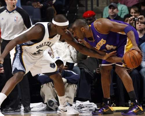 科比巔峰時期的比賽錄像，展現變化、自信與成就的力量傳奇時刻