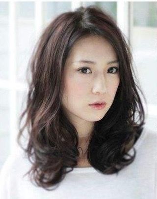 中長(zhǎng)發(fā)女明星，展現(xiàn)變化、學(xué)習(xí)與自信的力量之美