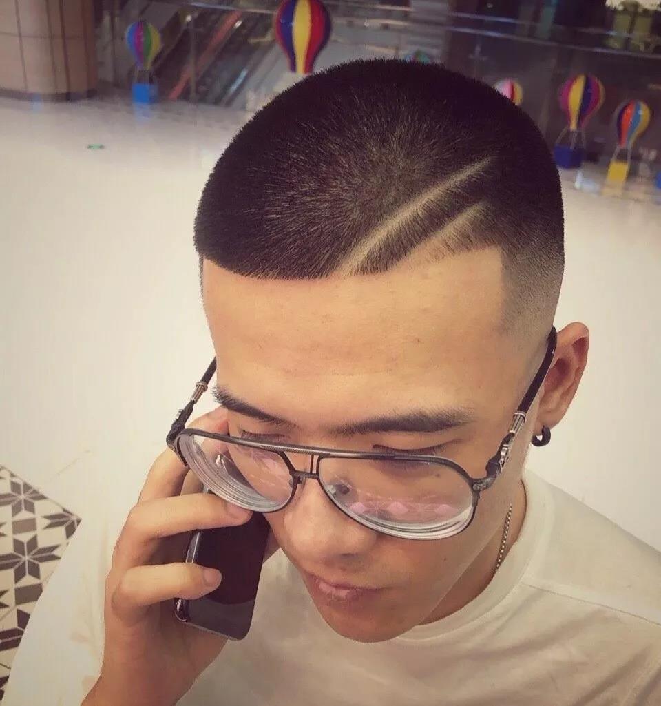 男生時尚發型推薦，小巷深處的獨特魅力風采