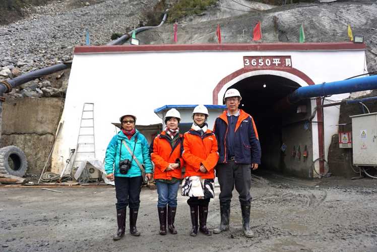 甘孜州鋰礦最新動態，小巷深處的鋰礦珍寶與獨特小店