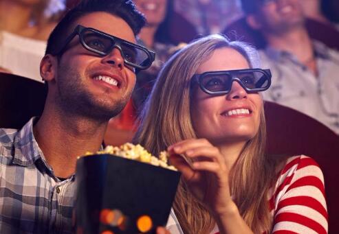 電影中的手牽手藝術，小巷深處的浪漫邂逅之道