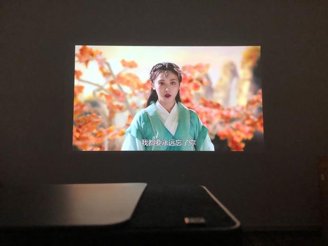 投影儀能否替代電視?家庭觀影的溫馨時刻