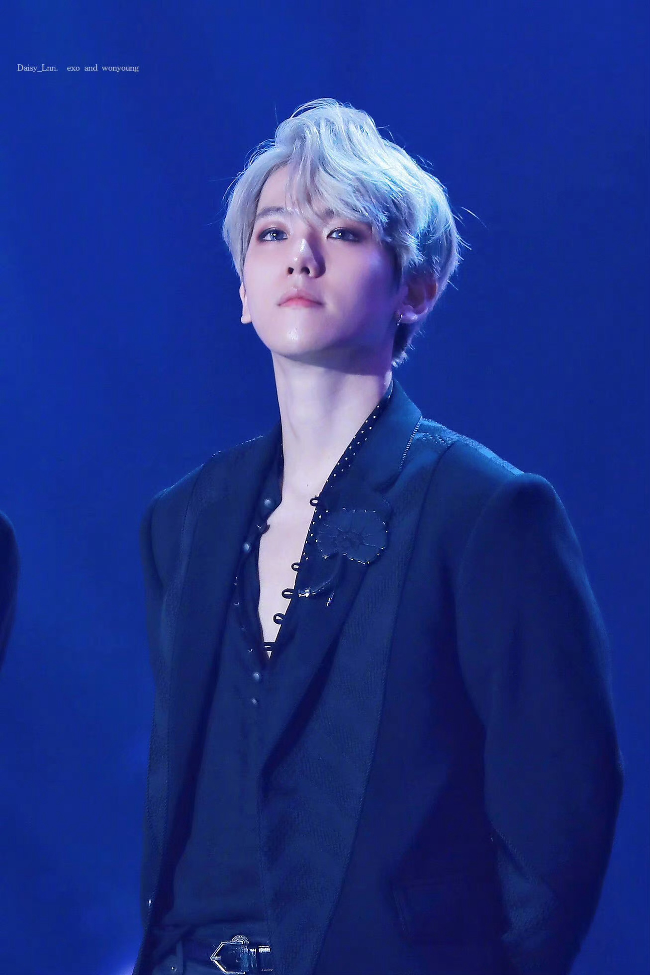 伯賢最新造型，時尚魅力的巔峰展現