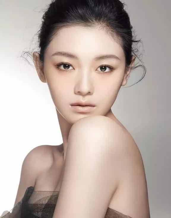 女明星的舞臺(tái)與熒屏之旅，學(xué)習(xí)、變化與自信成就之路