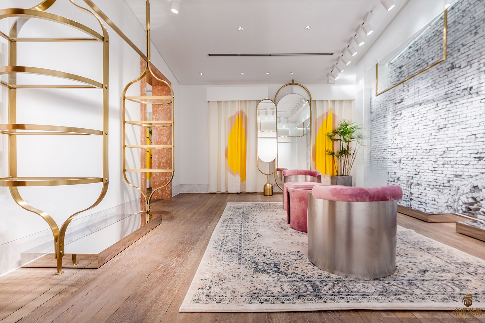 時尚試衣間風采，科技新品重塑未來時尚體驗