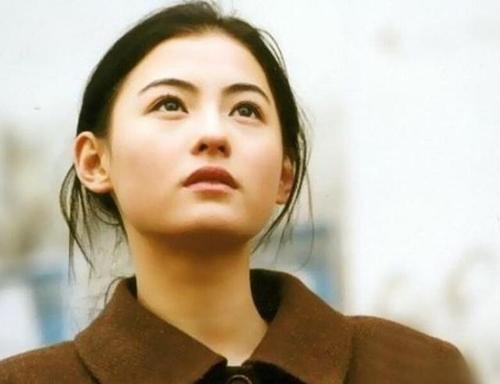 張柏芝最新寫真亮相，時(shí)代印記與影壇地位的展現(xiàn)風(fēng)采