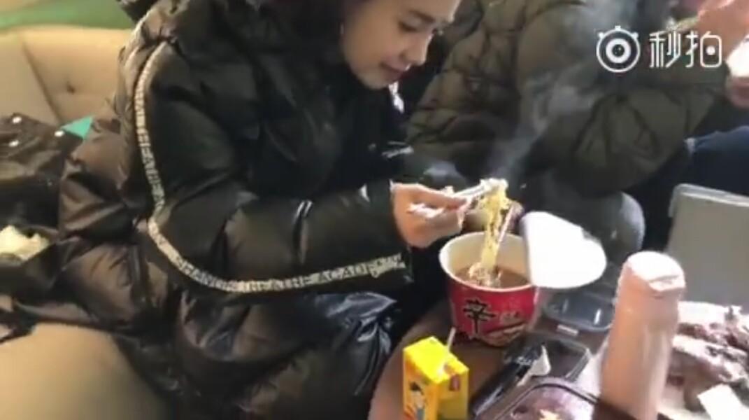 明星吃泡面，一碗面的日常與友情故事