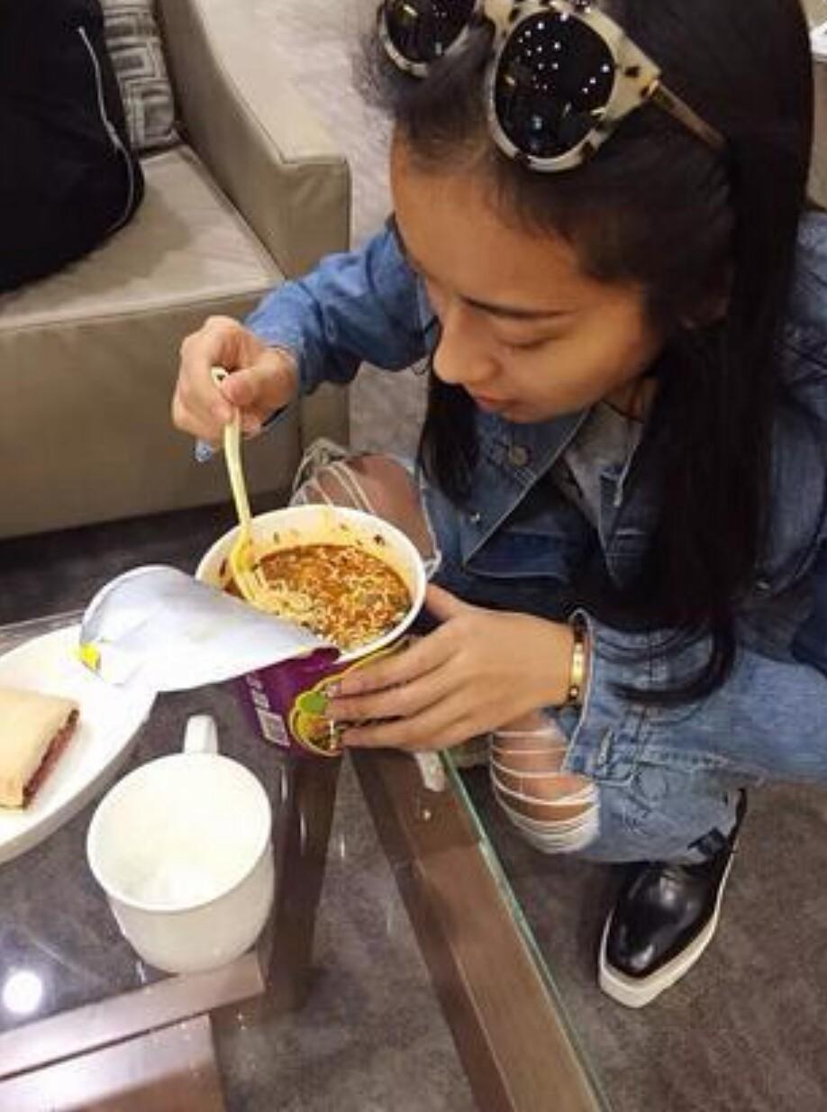 明星吃泡面,一碗面的日常與友情故事