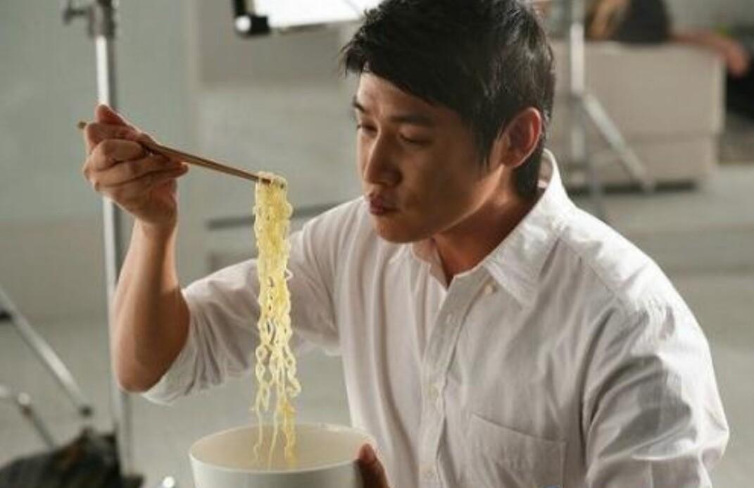 明星吃泡面,一碗面的日常與友情故事