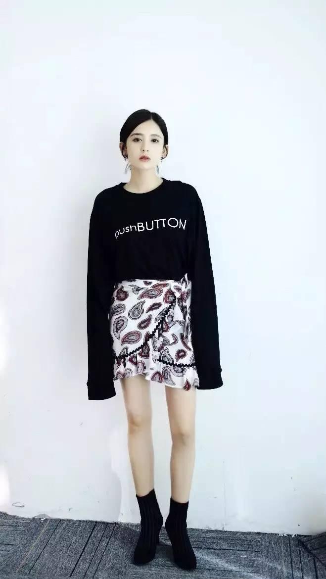 甜美女明星，星光下的璀璨旅程