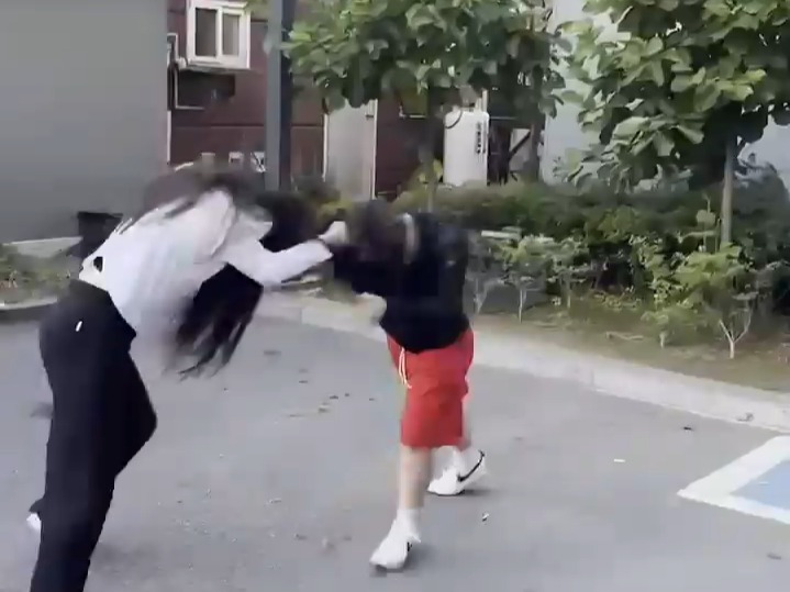 女生打架熱血瞬間大放送，不容錯過的更新！