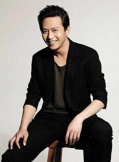 探索城市隱秘角落，男演員帶你走進小巷中的特色小店