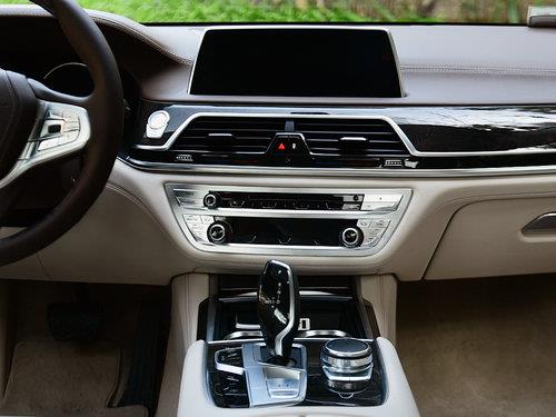 2025款寶馬730Li優惠信息，與自然美景的浪漫之旅啟幕！