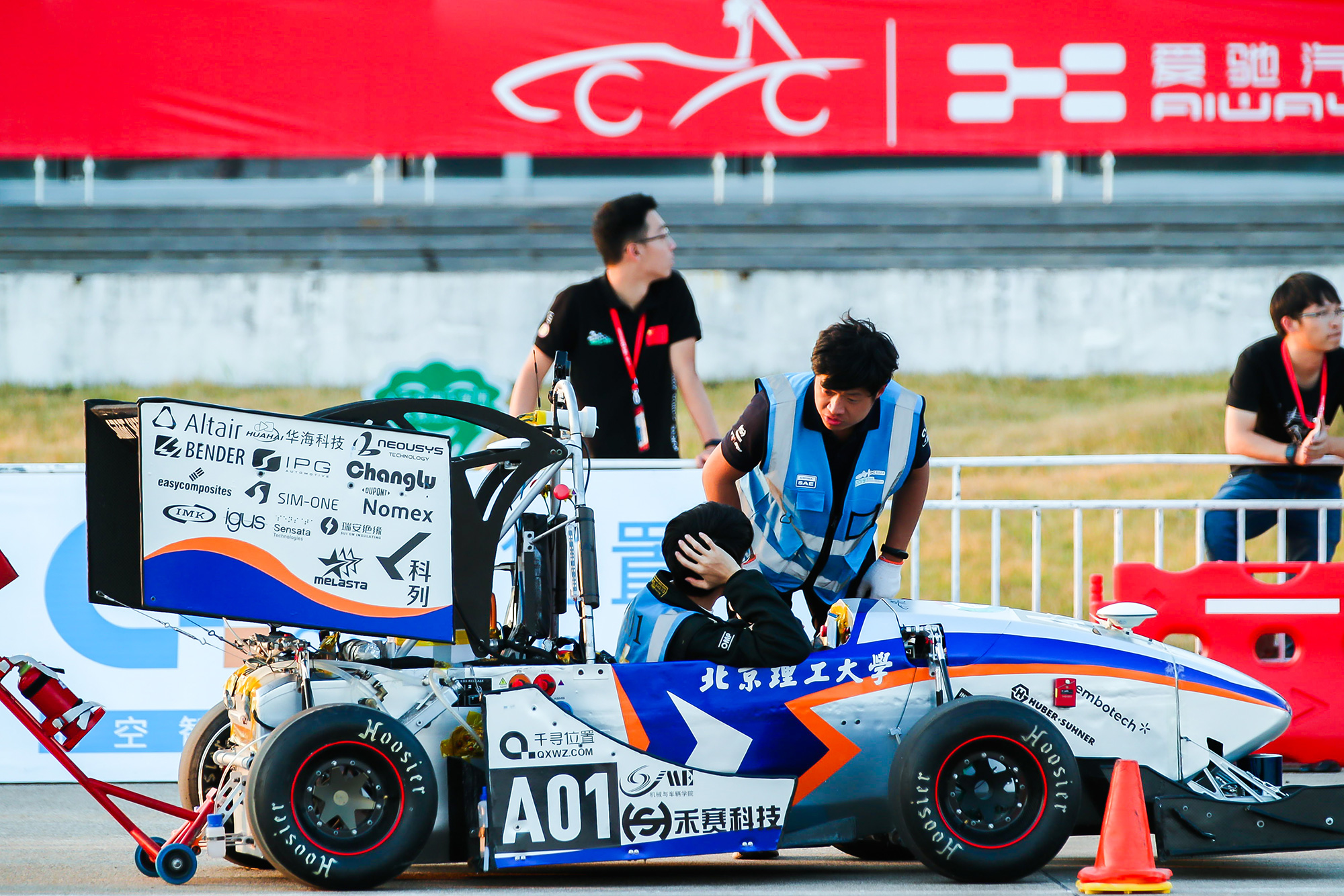 少年賽車比賽，速度與激情的較量之戰