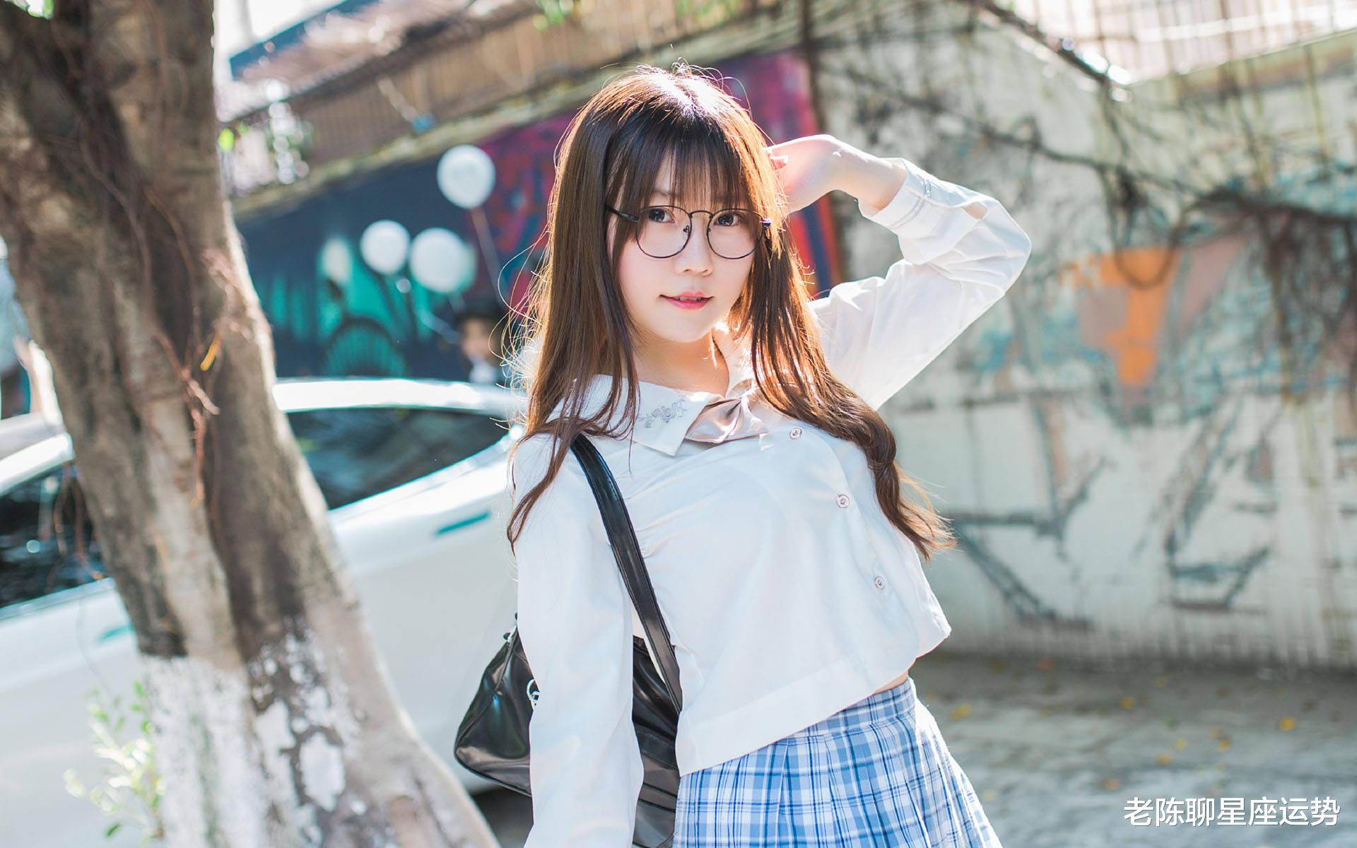 偶遇校園美女，甜蜜戀愛與自然美景的雙重篇章