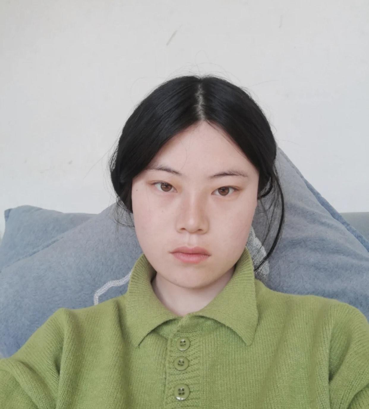 吊眼男明星，魅力與時(shí)尚的新標(biāo)桿風(fēng)采展現(xiàn)！