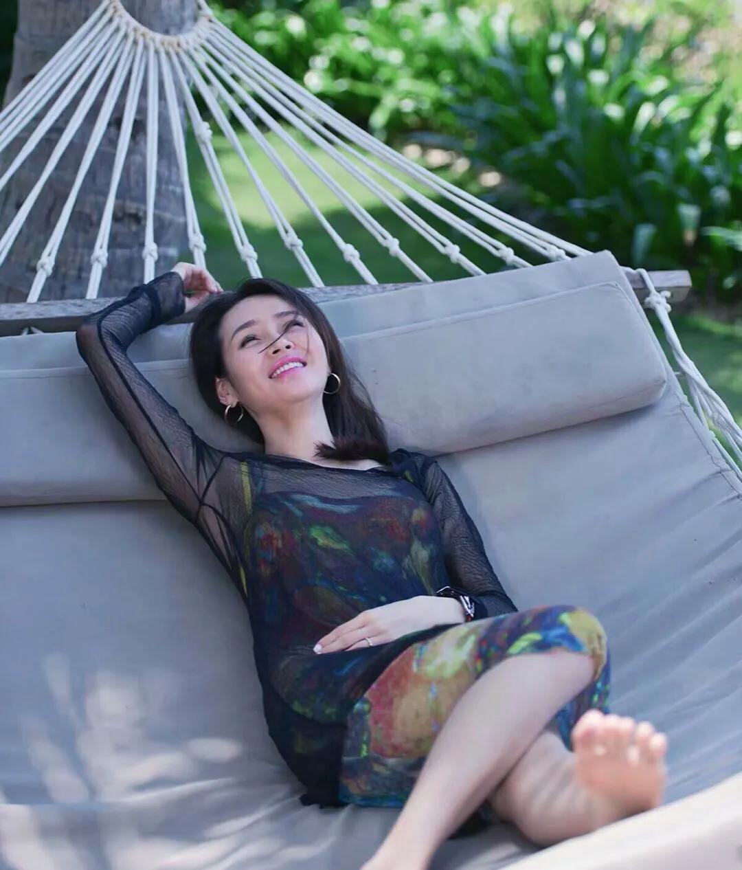 于明加的快樂日常，友情、家庭與愛的溫馨時光