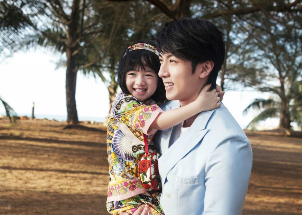 吳尊與女兒探秘小巷美食寶藏，最新發現與故事