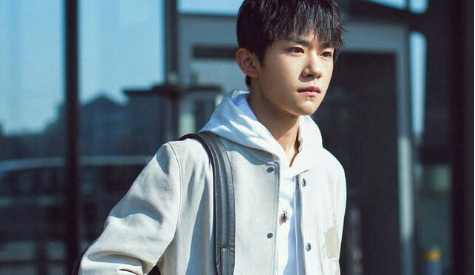 易烊千璽2025最新街拍,小巷深處的時尚魅力