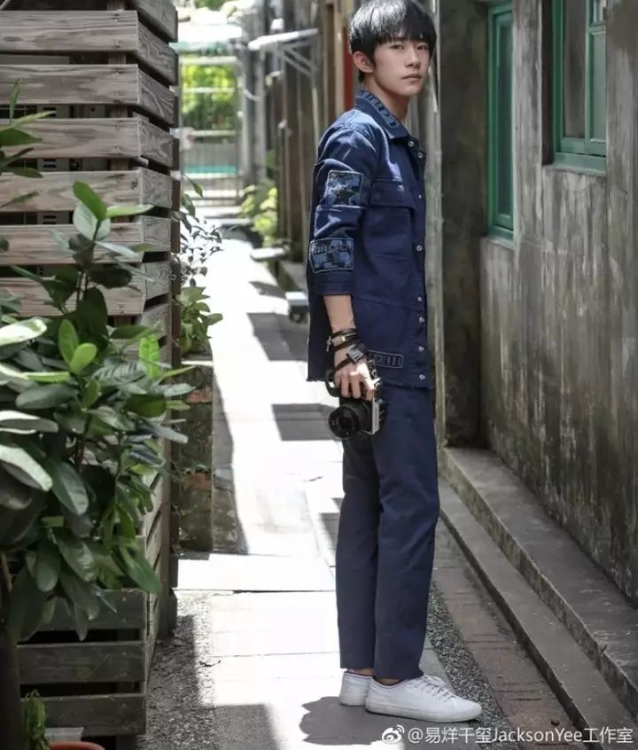 易烊千璽2025最新街拍,小巷深處的時尚魅力
