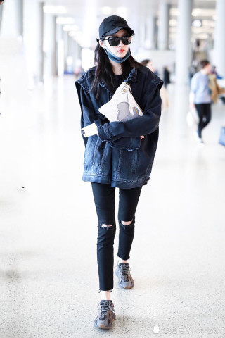 關曉彤機場新照，力量與自信的綻放之美