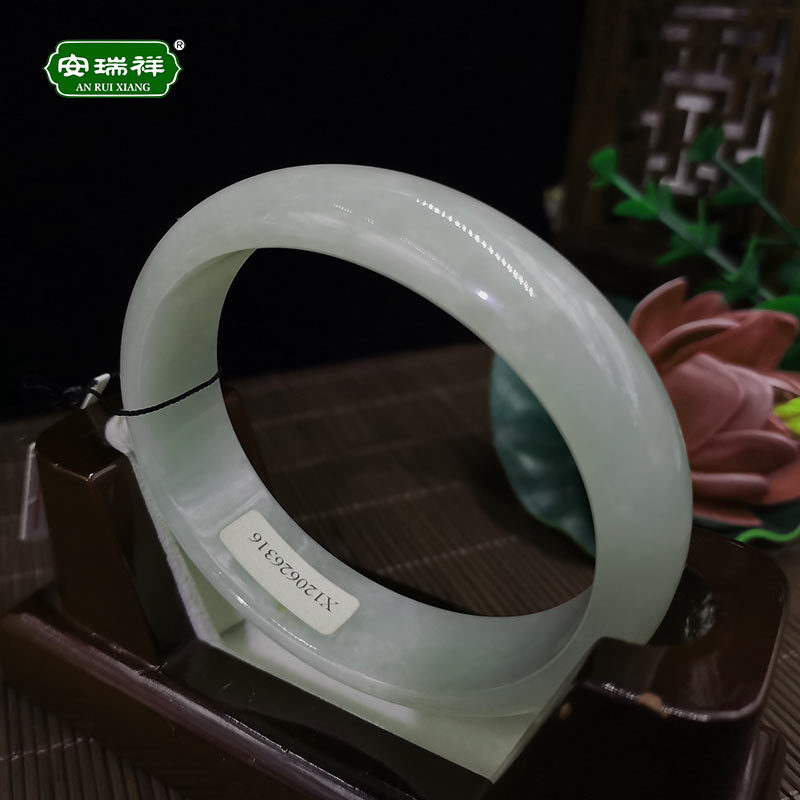 愛淇軒玉器手鐲最新款,一段溫馨的珠寶情緣