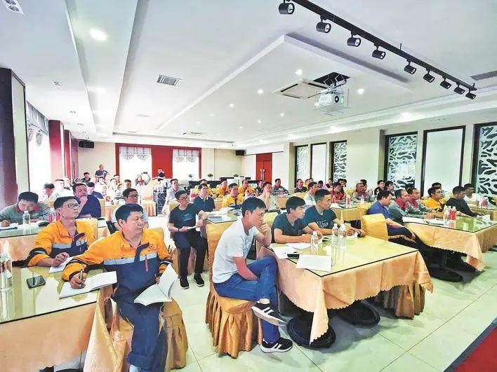 福建水泥股票最新動(dòng)態(tài),小巷深處的咨詢小店揭秘水泥行業(yè)股票趨勢(shì)