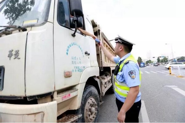 深圳泥頭車新時(shí)代,科技重塑運(yùn)輸業(yè),最新政策引領(lǐng)泥頭車發(fā)展